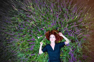 güzel bir genç kadın yalan