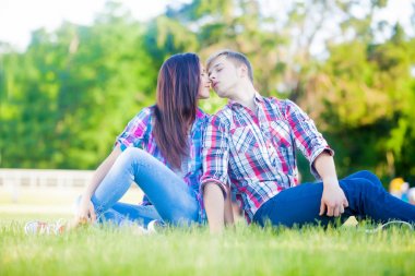  Birbirinin elini tutan çiftler.