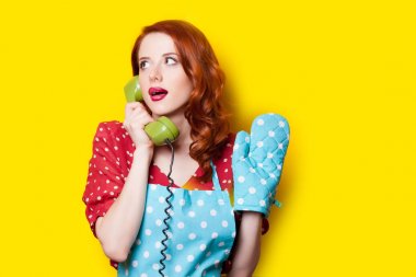  retro telefon olan kadın