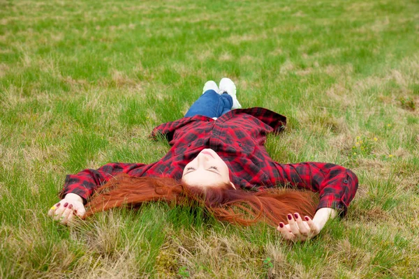 Krásná mladá žena ležící — Stock fotografie