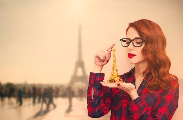 L giovane donna con torre eiffel — Foto Stock