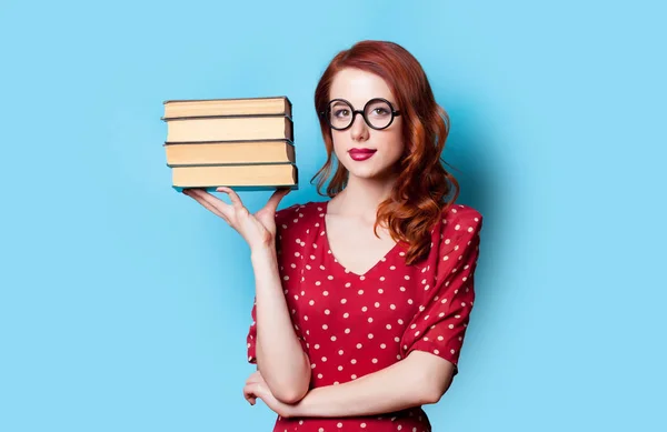 Femme avec pile de livres — Photo