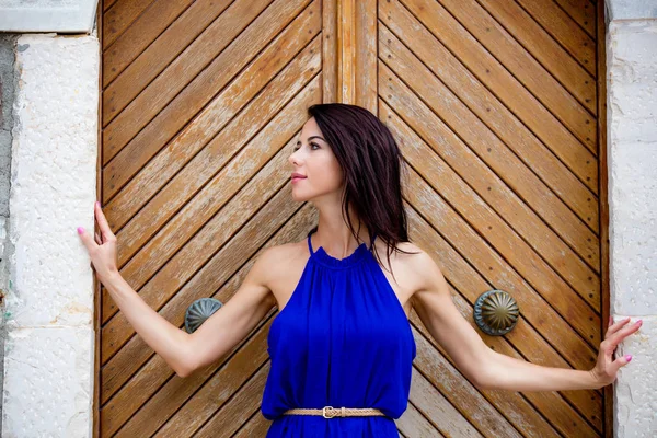 Woman standing near  door — Stock Photo, Image