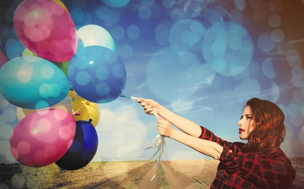 Γυναίκα με πολύχρωμα μπαλόνια — Φωτογραφία Αρχείου