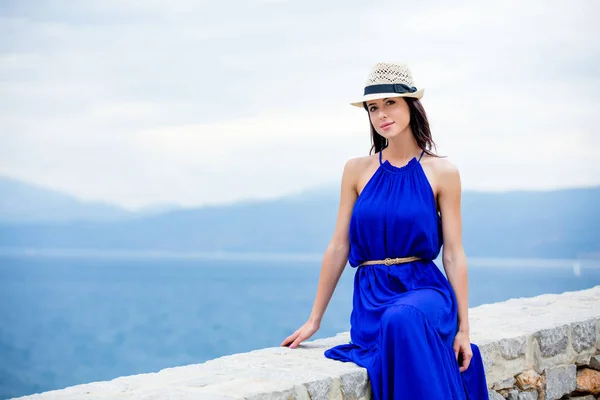 Yong  woman sitting — Stock Photo, Image