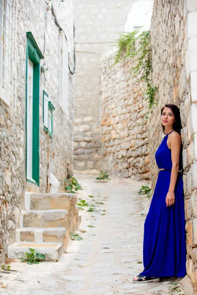 Duvara yakın duran kadın 