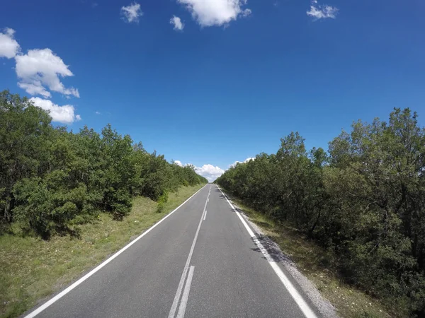 Vägen på solig himmel bakgrund — Stockfoto