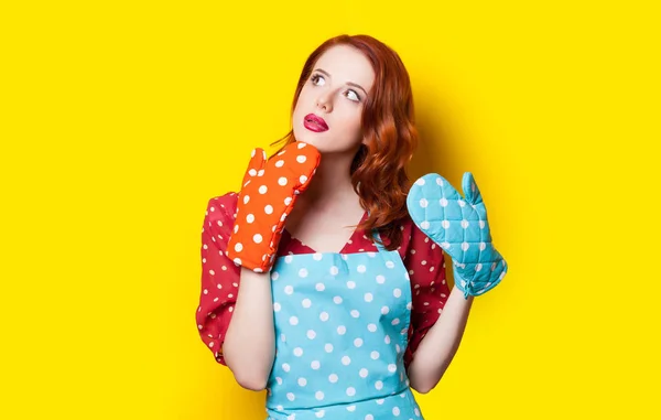 Mujer con ollas de colores —  Fotos de Stock