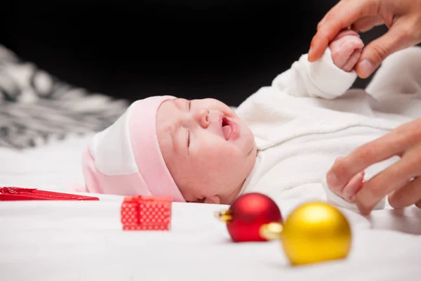 E llorando bebé cerca de regalos —  Fotos de Stock