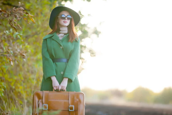 Mujer joven con maleta marrón —  Fotos de Stock