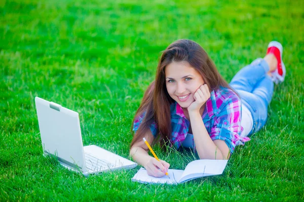Meisje met laptop en beurt — Stockfoto