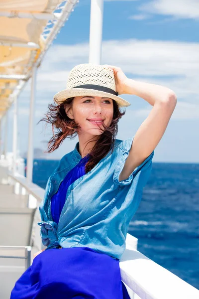 Mujer joven en el barco —  Fotos de Stock