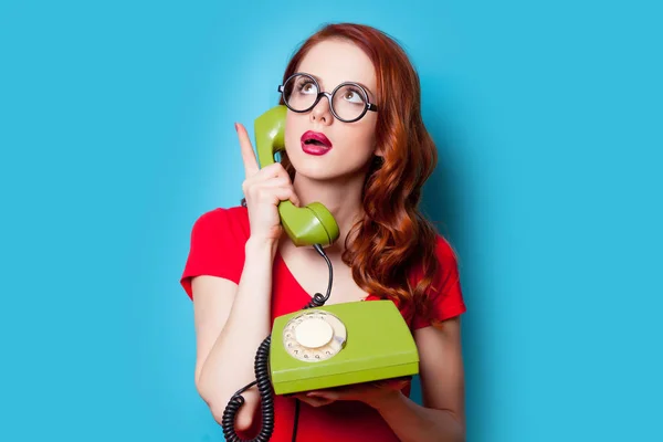 Junge Frau mit Retro-Handy — Stockfoto