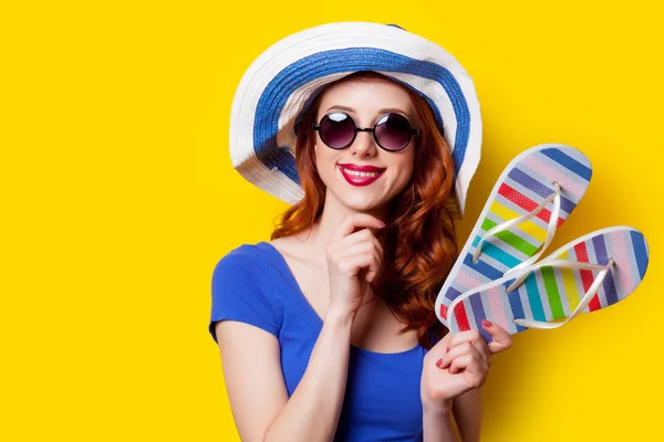 Vrouw met kleurrijke sandalen — Stockfoto