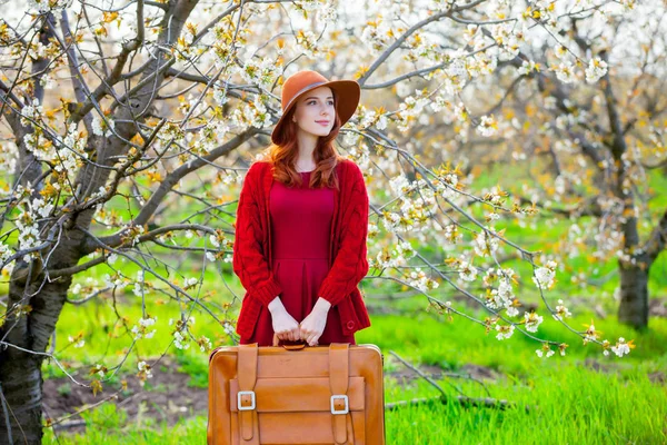 Bella giovane donna con valigia — Foto Stock