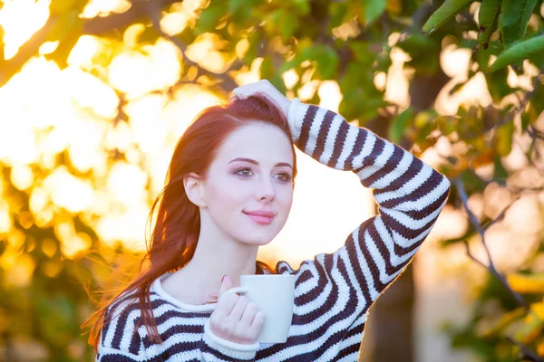 Schöne junge Frau mit Tasse — Stockfoto