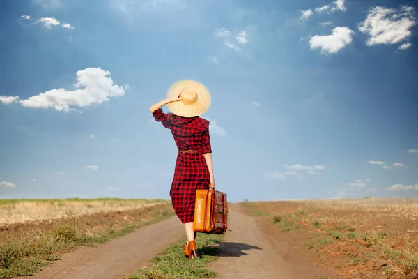 Jeune femme avec valise marron — Photo