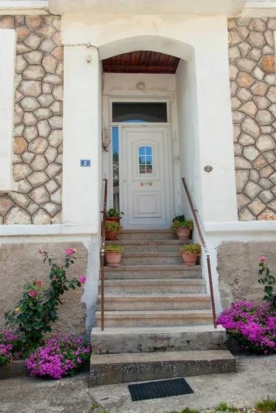 Photo of beautiful door of one of the buildings in sunny Greece — Stock Photo, Image