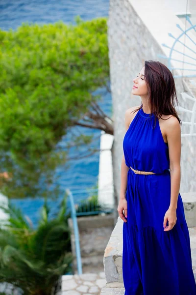 Young woman standing — Stock Photo, Image