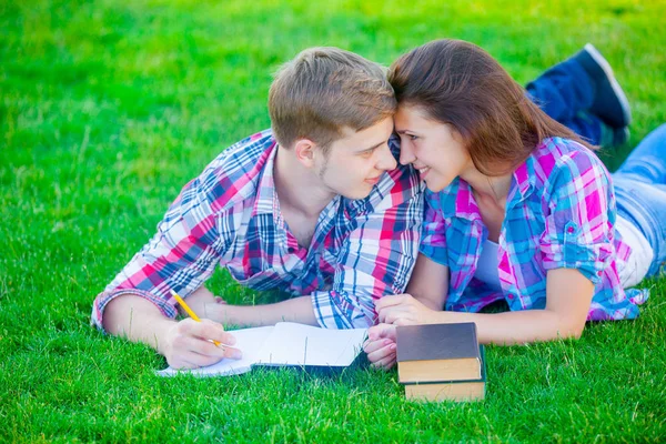 Bonito casal l studing com livros — Fotografia de Stock