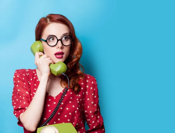 Giovane donna con telefono retrò — Foto Stock