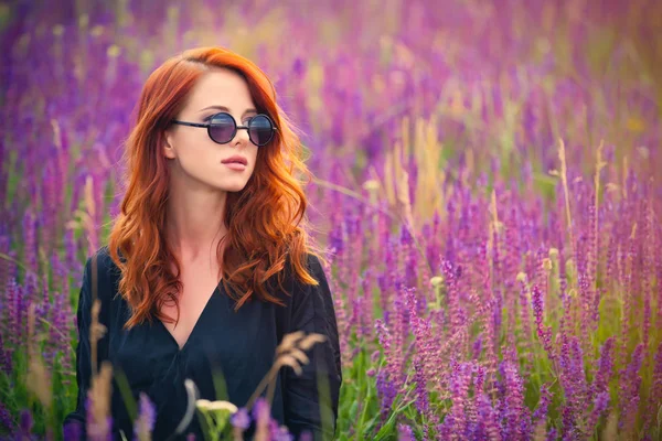 Mujer sentada en el campo — Foto de Stock