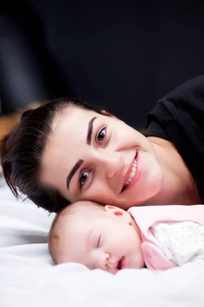 그녀의 잠자는 아기 근처 어머니 — 스톡 사진