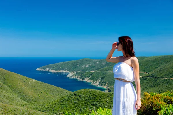 Giovane donna in piedi — Foto Stock