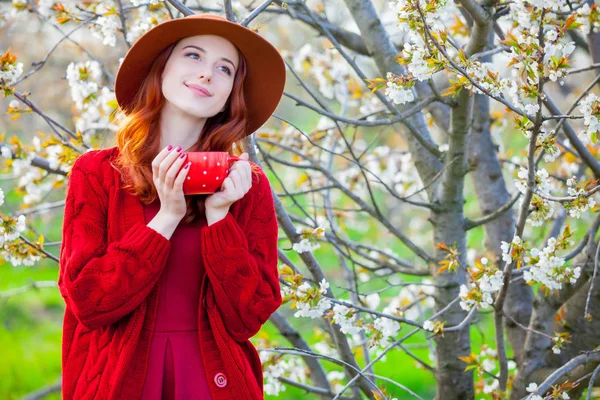 Vrouw met kopje koffie — Stockfoto