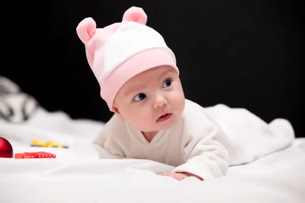 Hediyeler yakınındaki şapkalı şirin bebek — Stok fotoğraf