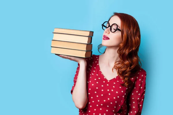 Mujer joven con pila de libros — Foto de Stock