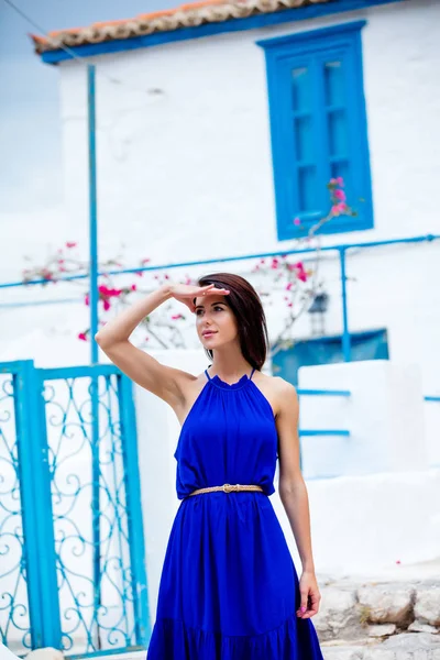 Young woman standing — Stock Photo, Image