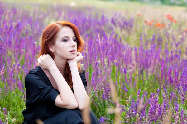 Kvinna sitter på fältet — Stockfoto