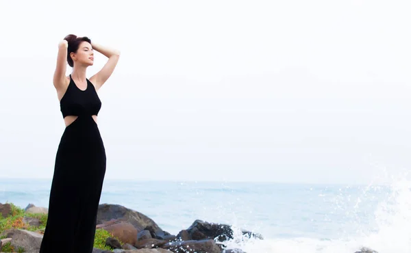 Young woman standing — Stock Photo, Image