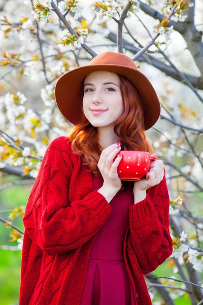 Vrouw met kopje koffie — Stockfoto