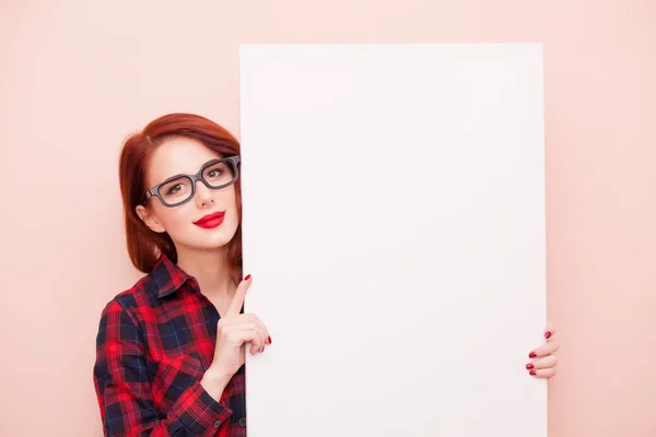 Mujer joven con un gran cartel vacío —  Fotos de Stock