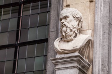 adam heykel şeklinde