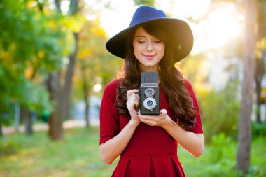Park retro c ile duran güzel genç kadın fotoğrafı