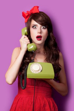 Harika retro telefon ile güzel genç kadın fotoğrafı