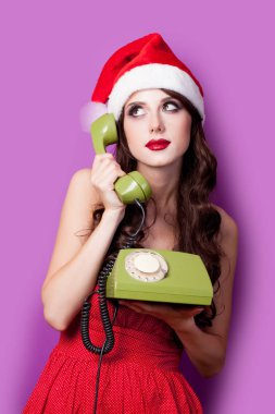 Noel Baba h retro telefon ile güzel genç kadın fotoğrafı