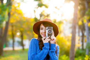 Park retro c ile duran güzel genç kadın fotoğrafı