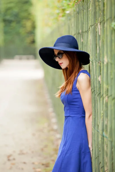 Schöne junge Frau, die im Park von Versailles spaziert — Stockfoto