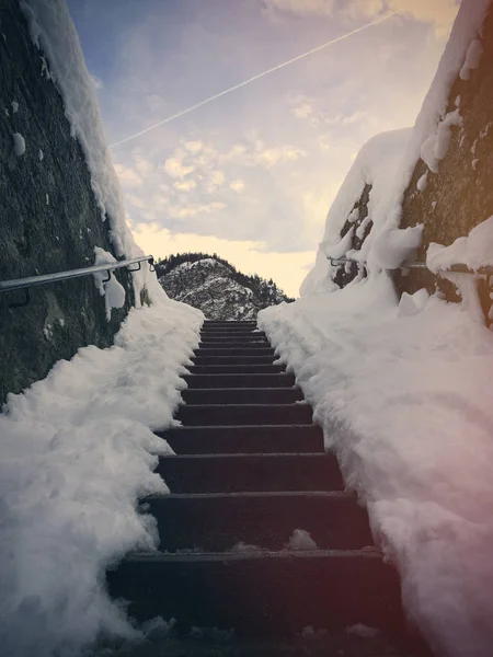 Fénykép a lépcsőn, télen a csodálatos hegyek bac — Stock Fotó
