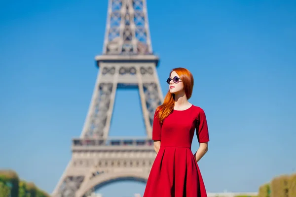 Bela jovem mulher no fundo da Torre Eiffel — Fotografia de Stock