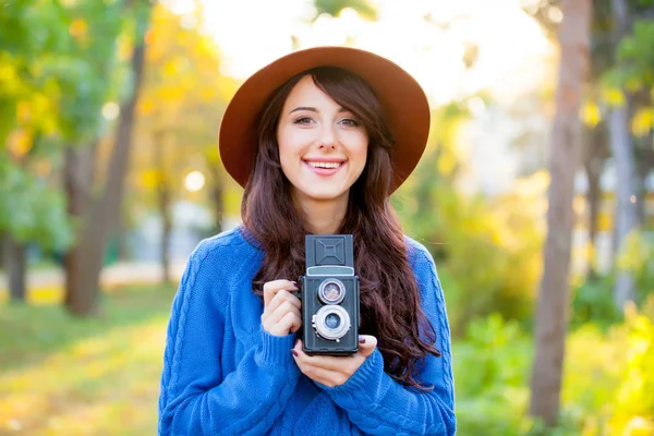 Foto krásné mladé ženy s šálkem kávy stojí v th — Stock fotografie