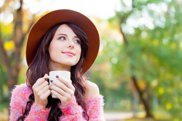 Güzel genç kadın fotoğrafı fincan kahve ayakta TH — Stok fotoğraf