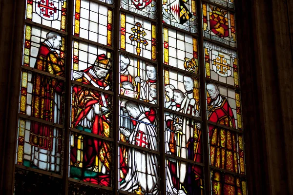 Glasfenster der Kathedrale Notre-dame de reims — Stockfoto