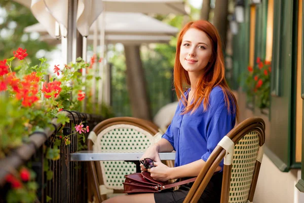 Hermosa joven sentada en la cafetería y descansando — Foto de Stock