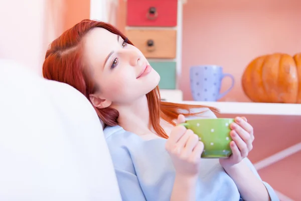 Foto de bela jovem com xícara de café relaxante no th — Fotografia de Stock