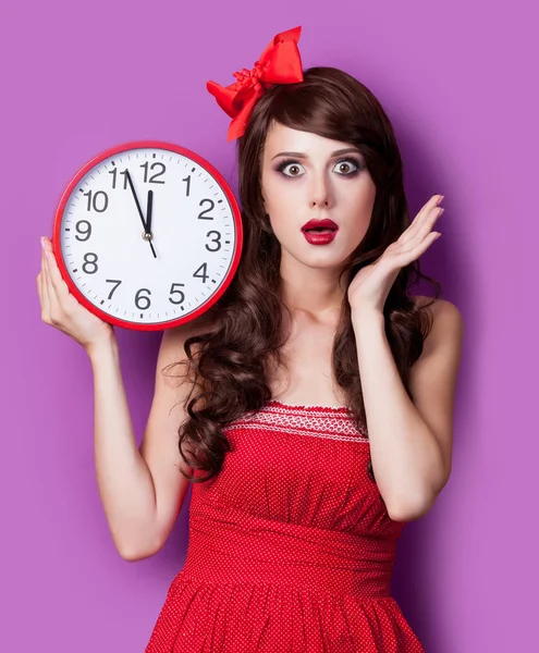 멋진 퍼플에 시계와 아름 다운 젊은 여자의 사진 — 스톡 사진